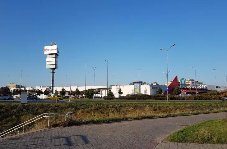Centrum handlowe przy ul. Opieńskiego w Poznaniu (dawne Tesco)