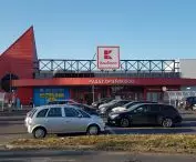 Centrum handlowe przy ul. Opieńskiego w Poznaniu (dawne Tesco)