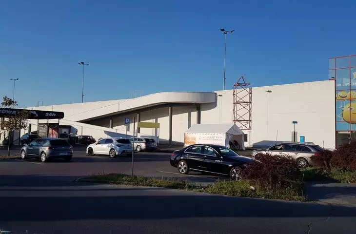 Centrum handlowe przy ul. Opieńskiego w Poznaniu (dawne Tesco)