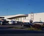 Centrum handlowe przy ul. Opieńskiego w Poznaniu (dawne Tesco)