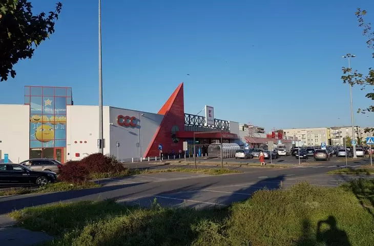 Centrum handlowe przy ul. Opieńskiego w Poznaniu (dawne Tesco)