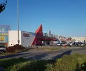 Centrum handlowe przy ul. Opieńskiego w Poznaniu (dawne Tesco)