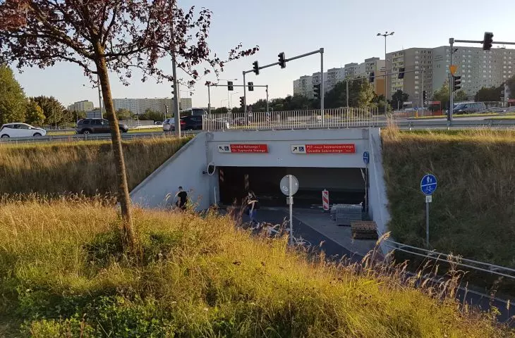 Zejście do tunelu prowadzącego na przystanek szybkiego tramwaju