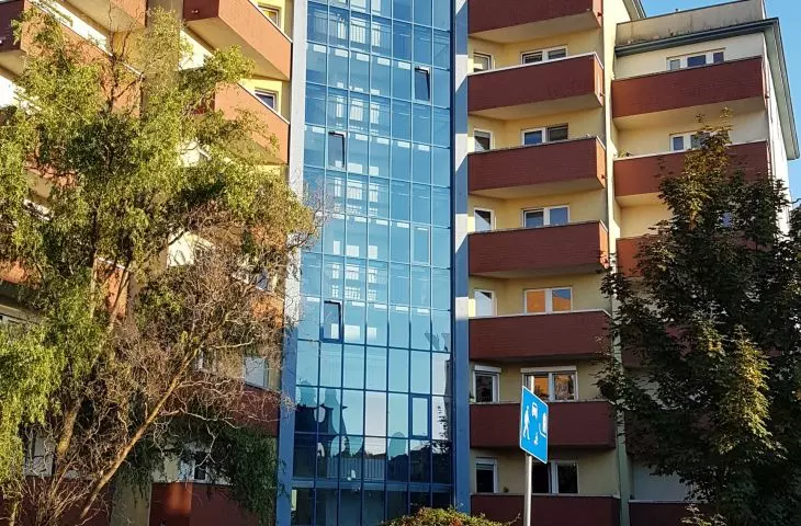 Zabudowa granicząca z centrum handlowym przy ul. Opieńskiego