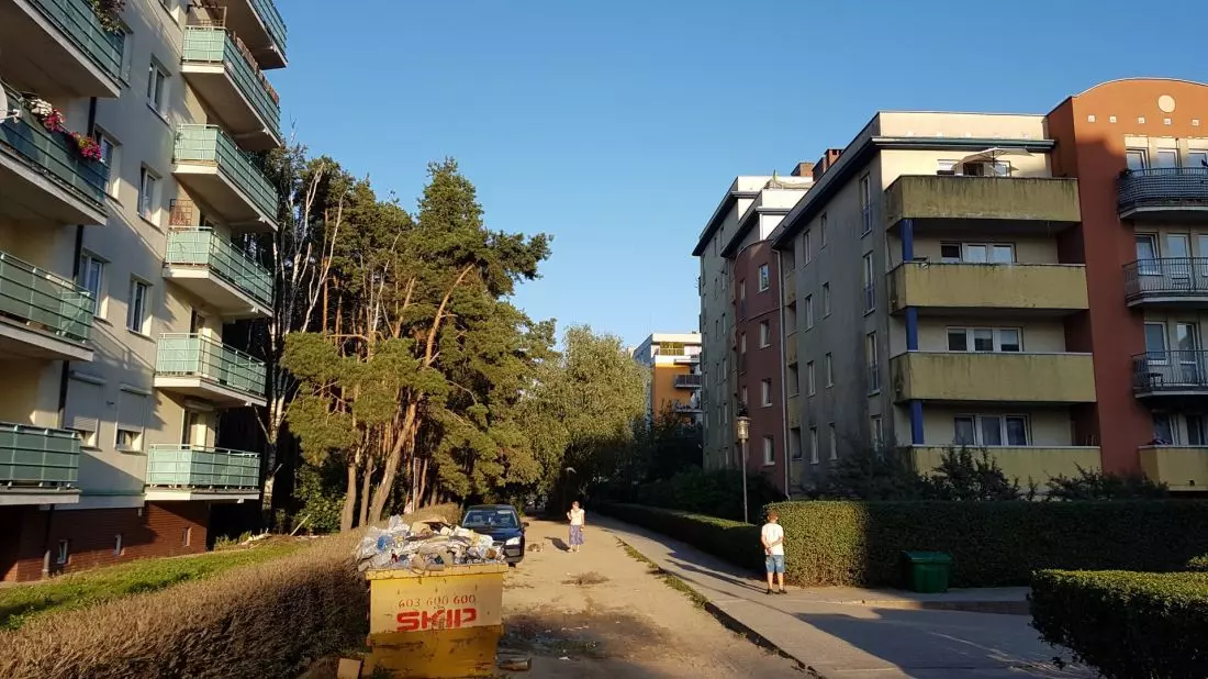 Styk jedynego na osiedlu Batorego większego terenu zielonego i zabudowy graniczącej z centrum handlowym przy ul. Opieńskiego fot.: Jakub Głaz
