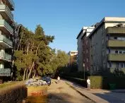Styk terenów zielonych i zabudowy graniczącej z centrum handlowym przy ul. Opieńskiego