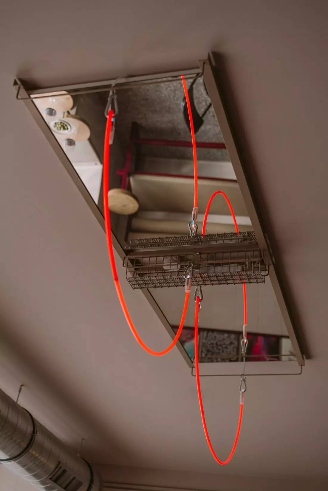 Pomarańczowa instalacja na
suficie