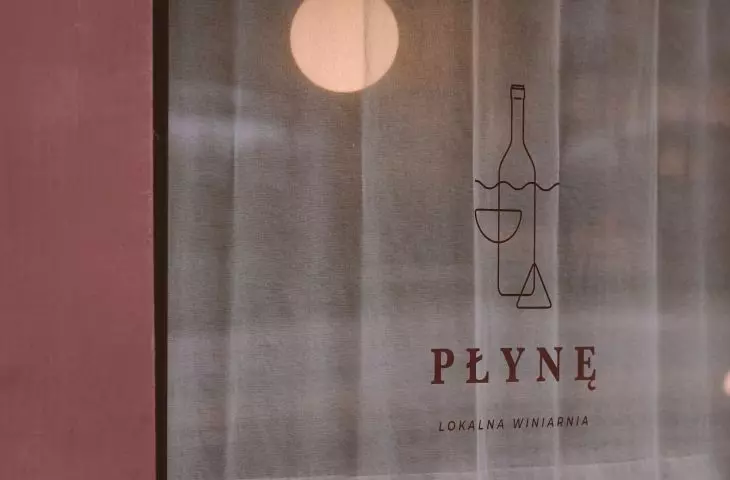 Wine bar Flow seen from the street