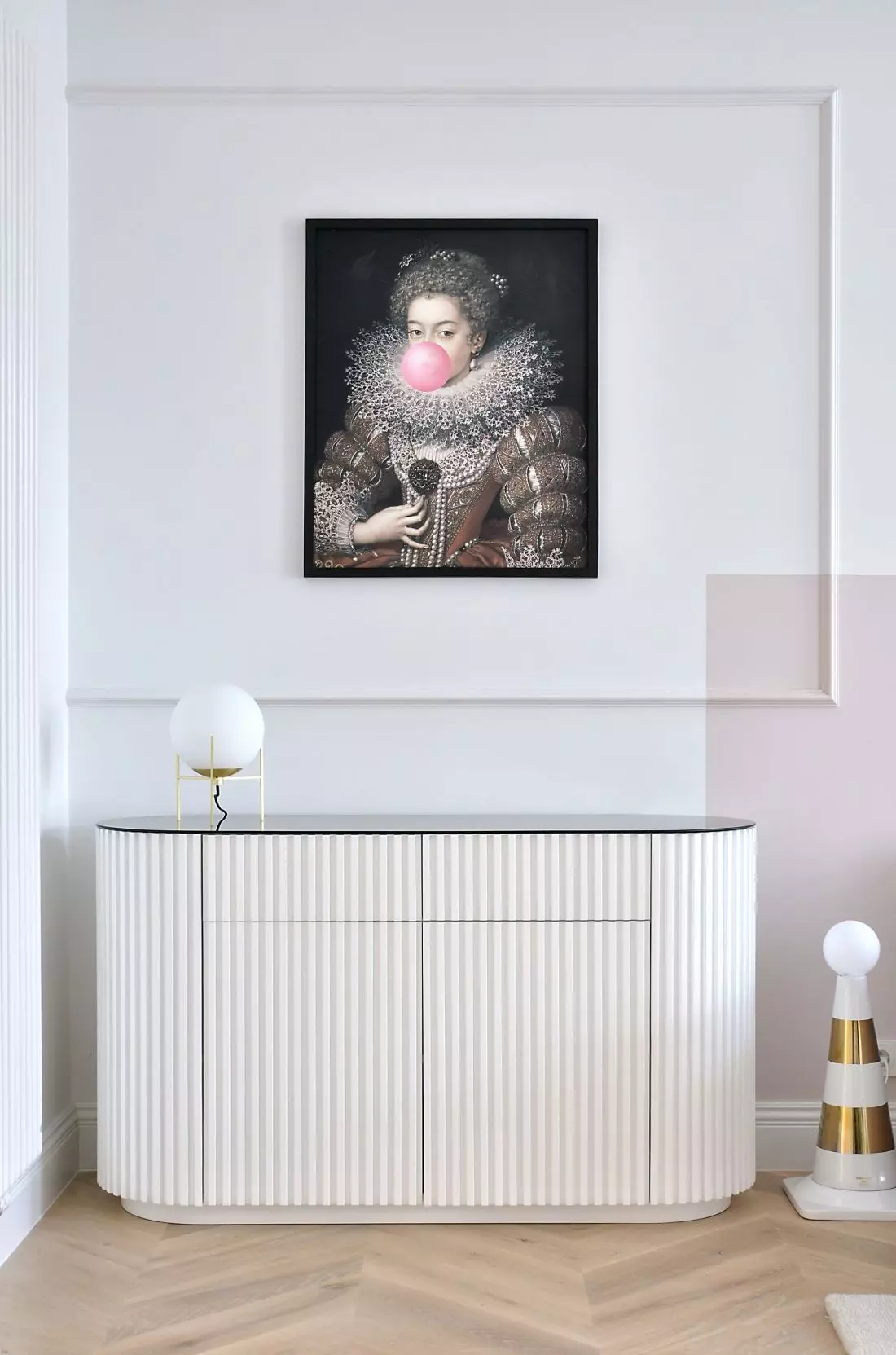 portret Damy
z gumą balonową nad komodą