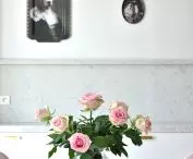 na ścianie wisi taca z melaminy przedstawiającą portret eleganckiego dalmatyńczyka