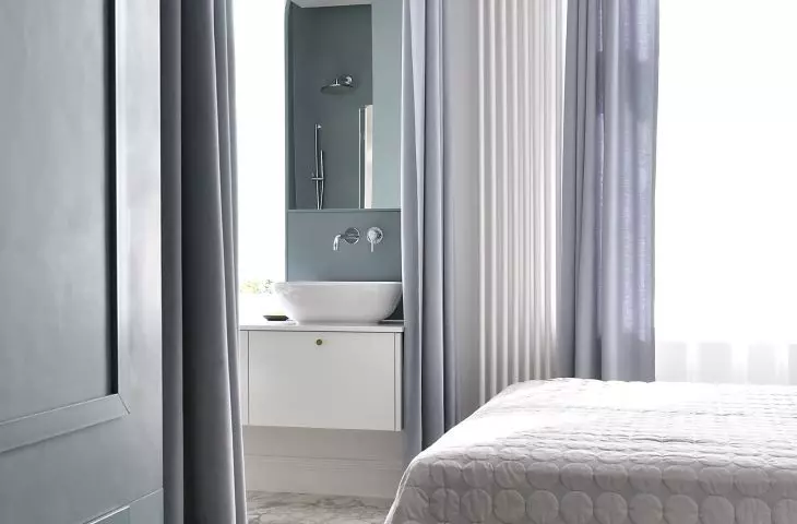 The bathroom from the bedroom can be visually separated by an electrically controlled curtain