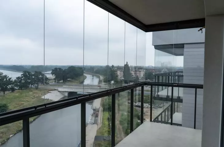 bezramowe systemy szklenia balkonów Lumon