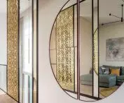 Apartament na warszawskim Powiślu, korytarz z okrągłym lustrem