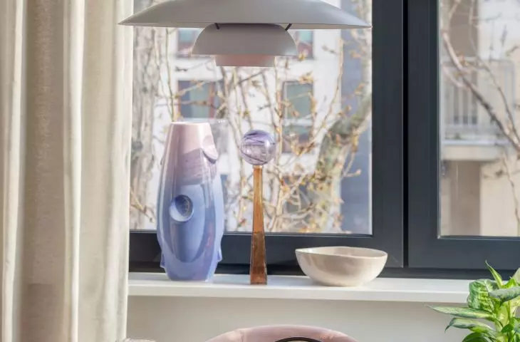Lampa i ceramika w kuchni