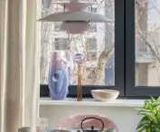 Lampa i ceramika w kuchni