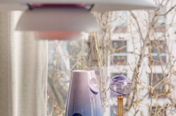 lampa projektu Poula Henningsena i ceramika na parapecie