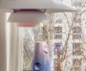 lampa projektu Poula Henningsena i ceramika na parapecie