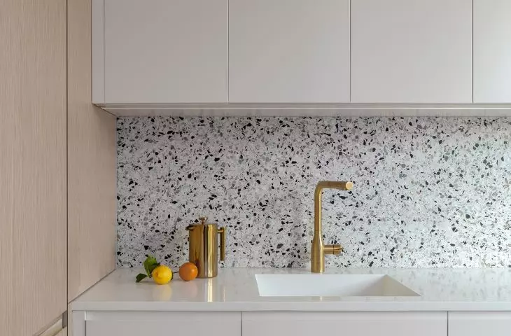 Apartament na warszawskim Powiślu, białe fronty szafek kuchennych