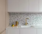 Apartament na warszawskim Powiślu, białe fronty szafek kuchennych
