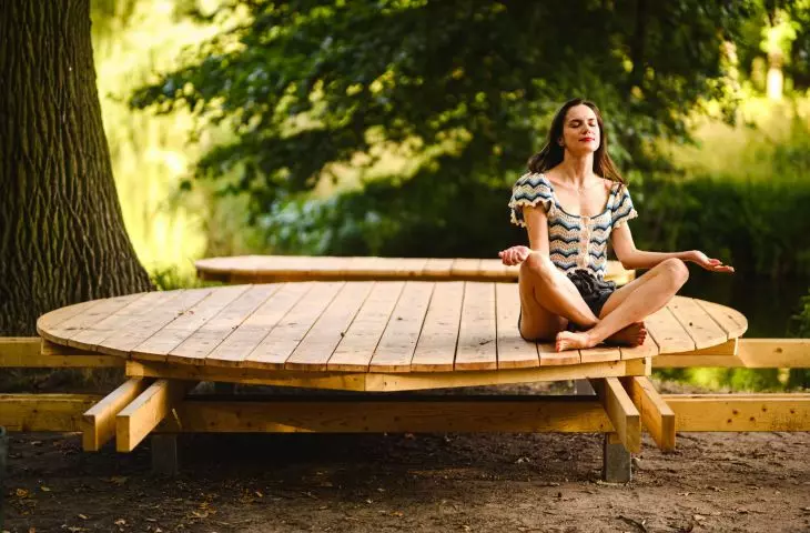 A platform for meditation and nature observation at Borusa Pond, a project by the team of Hugo Kowalski and Nikolai Stępień