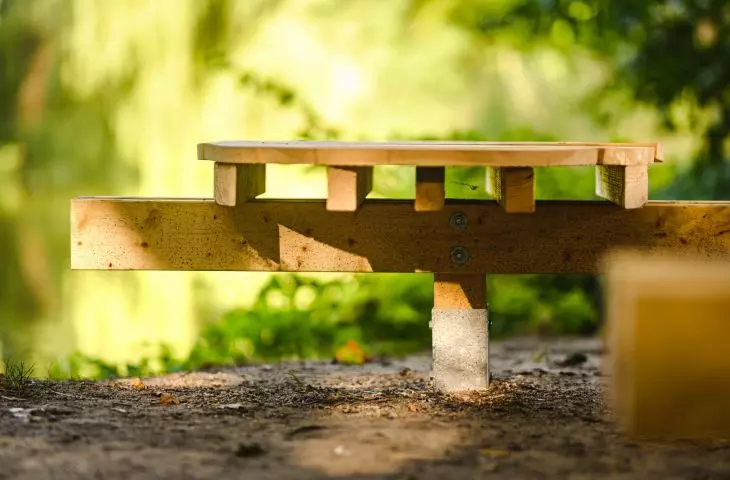 A platform for meditation and nature observation at Borusa Pond, a project by the team of Hugo Kowalski and Nikolai Stępień