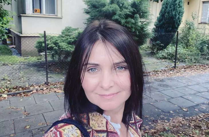Malgorzata Tomczak - editor-in-chief, on her way on foot to the A&B editorial office