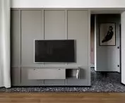 ściana zdobiona wysoką boazerią