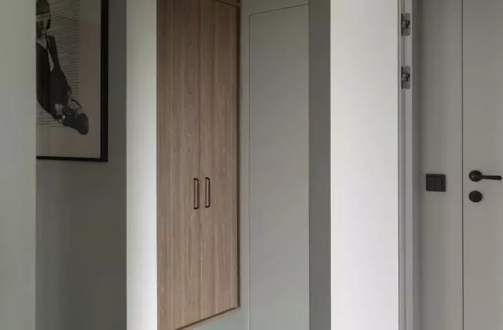przedpokój z dużym lustrem