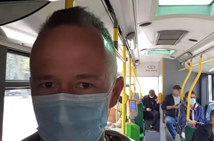 Redaktor Jakub Głaz w poznańskim autobusie