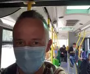 Redaktor Jakub Głaz w poznańskim autobusie