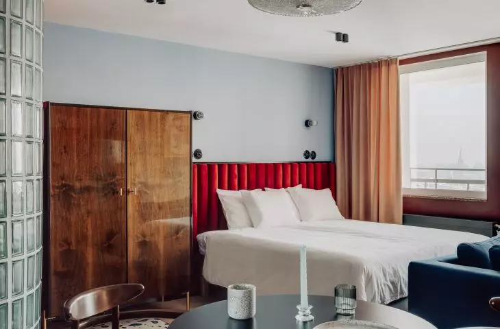 Dawna kryształowa lampa nad stołem