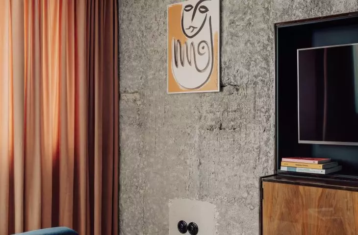 W witrynie umieszczono telewizor