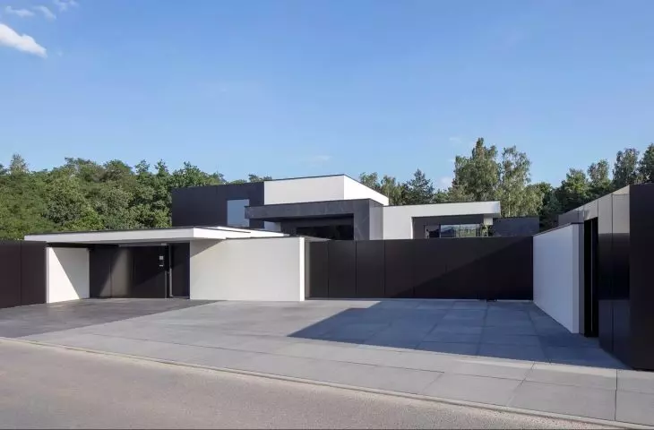 RE: PERFECT HOUSE, view from the street