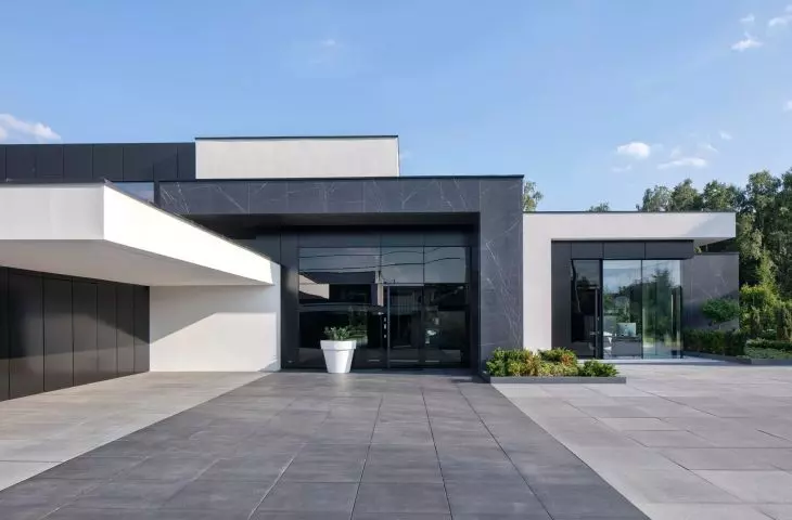 RE: PERFECT HOUSE, central entrance
