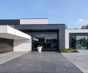 RE: PERFECT HOUSE, central entrance