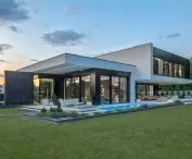 Dom RE: PERFECT HOUSE, wieczorem