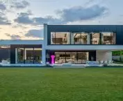 Dom RE: PERFECT HOUSE, delikatnie podświetlony