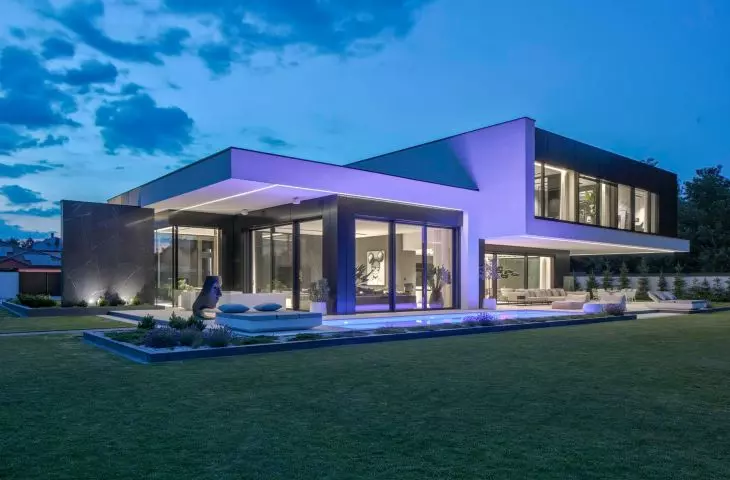 Dom RE: PERFECT HOUSE, oświetlenie nocą