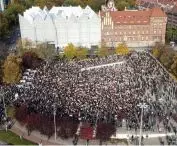 Jedno ze spontanicznych zgromadzeń na Placu Solidarności