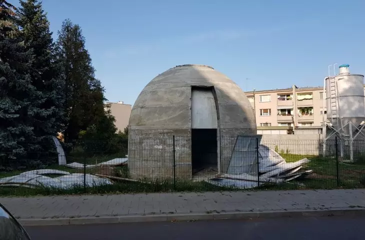 Dom kopułowy, po rozszalowaniu