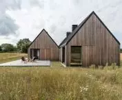 Wooden house in a meadow, by Ultra Architects