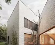 the shape of the mass made it possible to obtain two triangular courtyards