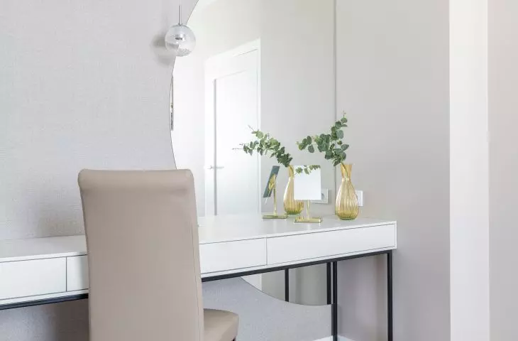 Large dressing table and distinctive mirror