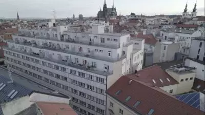 ośmiokondygnacyjny Alfa Palace zaprojektowany został w&nbsp;latach 30. przez Bohuslava Fuchsa
