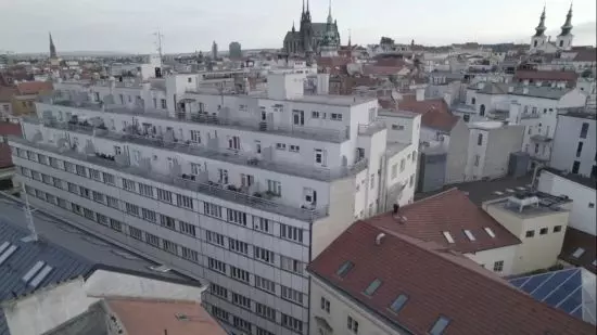ośmiokondygnacyjny Alfa Palace zaprojektowany został w&nbsp;latach 30. przez Bohuslava Fuchsa