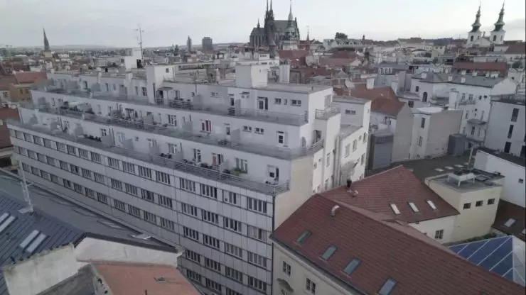 ośmiokondygnacyjny Alfa Palace zaprojektowany został w&nbsp;latach 30. przez Bohuslava Fuchsa