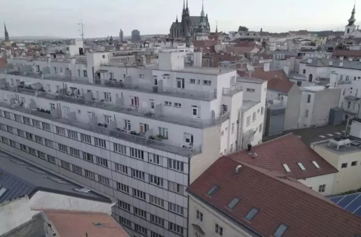 ośmiokondygnacyjny Alfa Palace zaprojektowany został w latach 30. przez Bohuslava Fuchsa