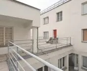 w budynku mieści się 180 mieszkań