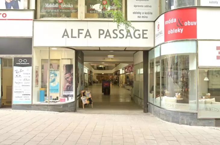 budynek składa się 6 pięter mieszkalnych oraz z dwupoziomowej hali handlowej z galerią osłoniętą szklanym dachem