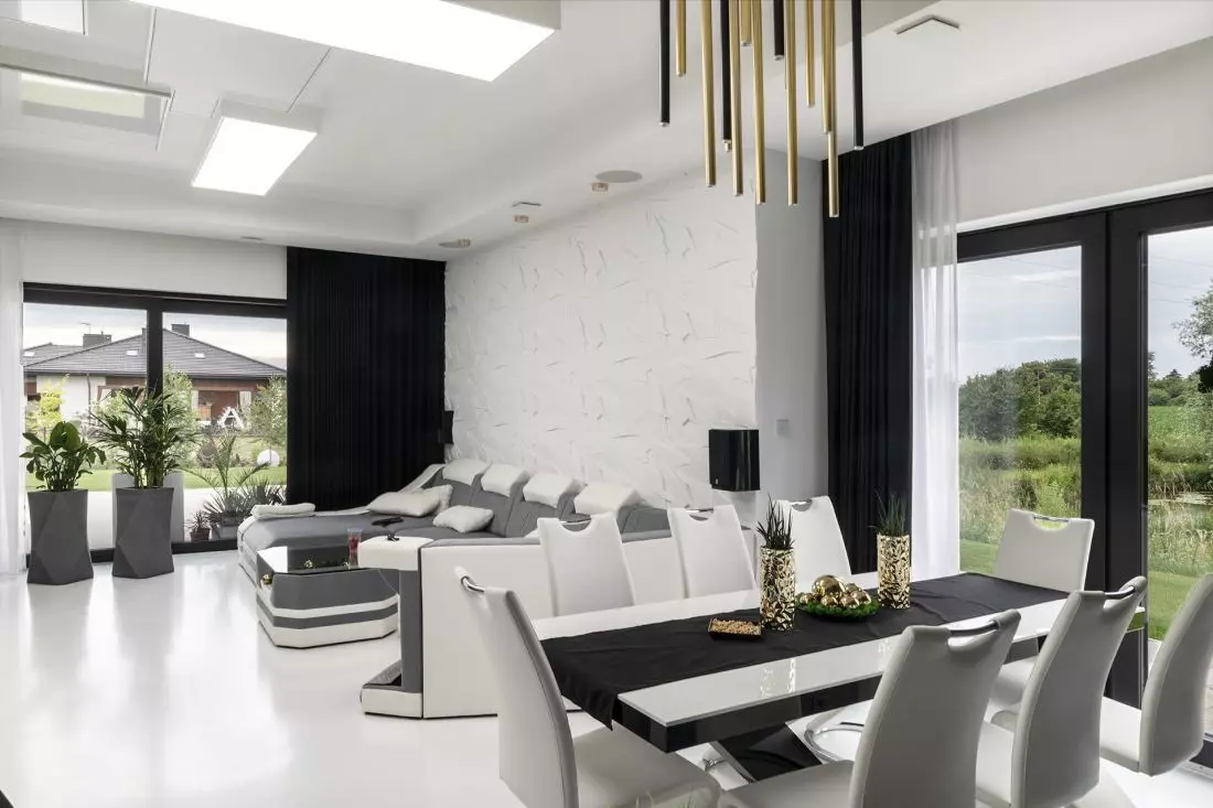 Stolarka
w ciemnych odcieniach to odważna i niebanalna propozycja, którą z powodzeniem można zastosować w nowoczesnym budownictwie ©
MS więcej niż OKNA